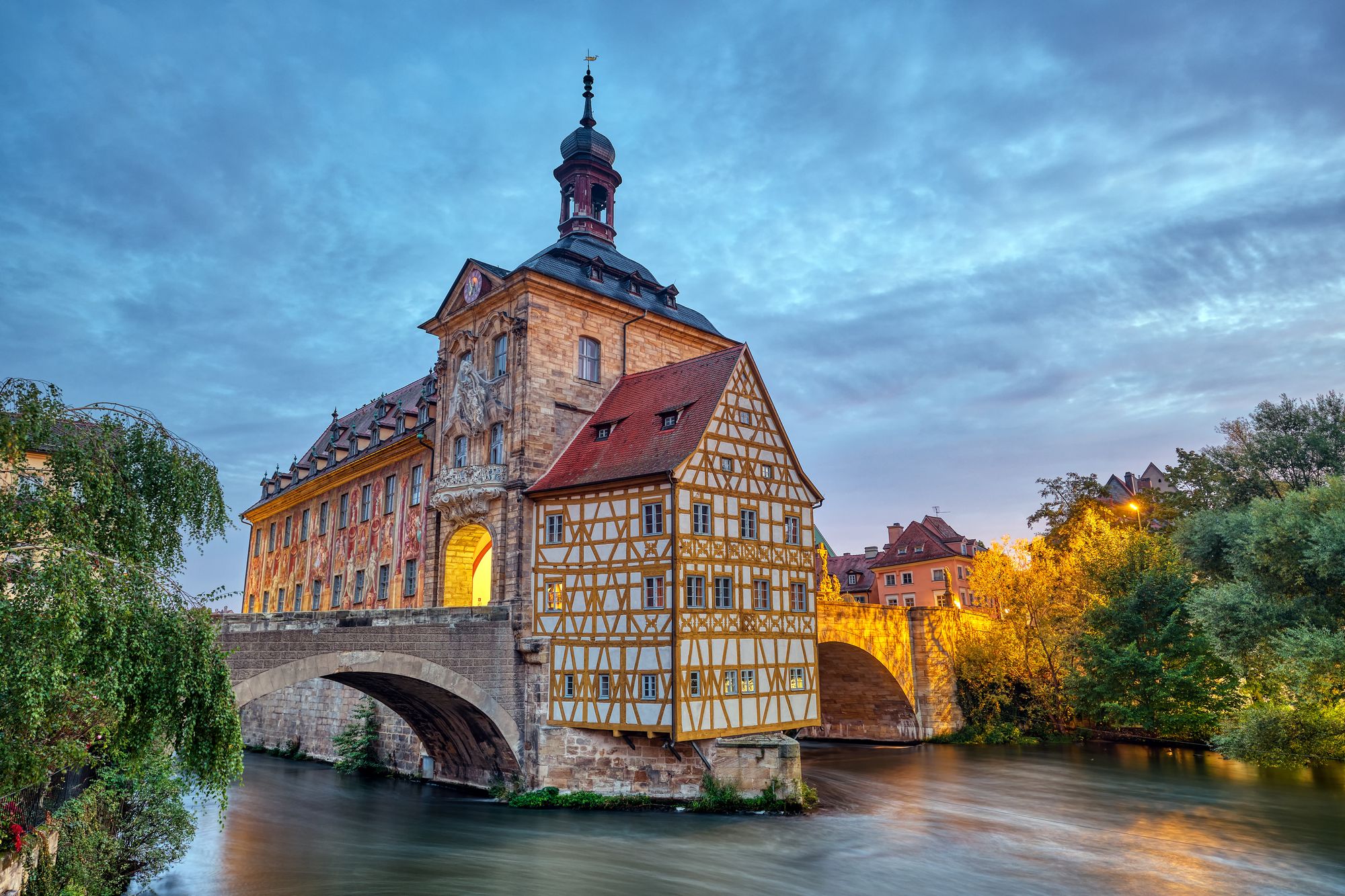 Altes Rathaus in Bamberg mit Fachwerk und Brücke über der Regnitz